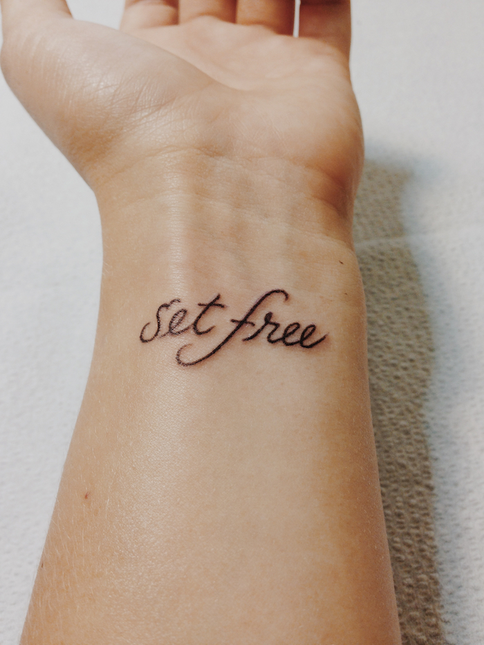 petit tattoo free tatouage qui signifie la liberté poignet