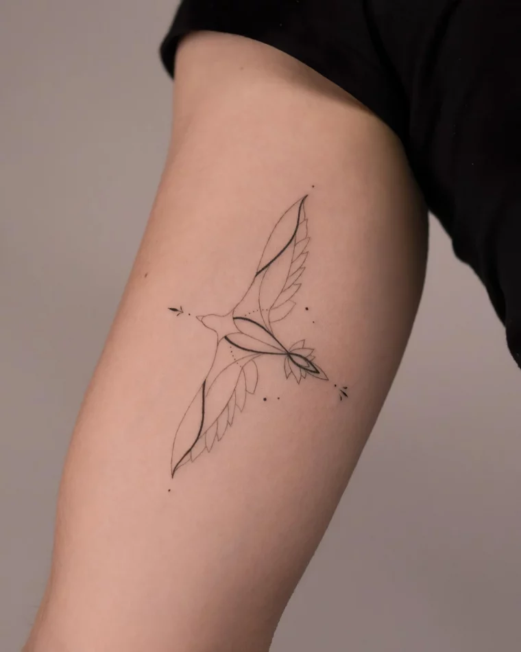 tatouage lignes fines oiseau vol traits noirs details ailes