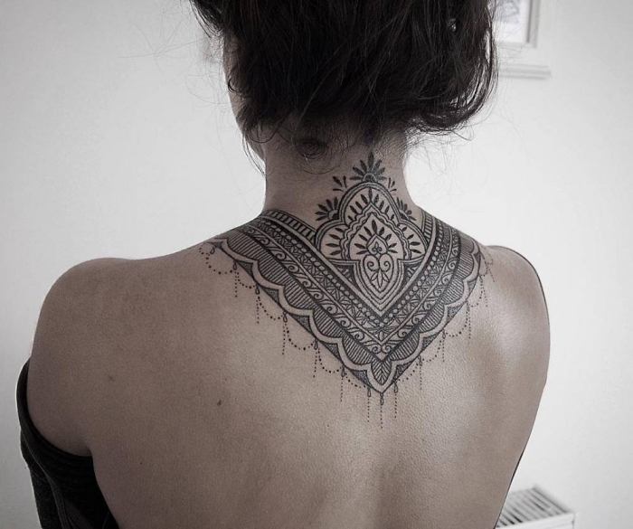 les plus beau tatouage, dessin bijoux sur le dos et nuque à design collier mandala avec lignes géométriques