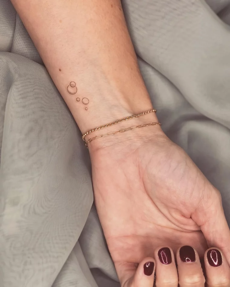 tatouage poignet minimaliste dessin bulles mouvement bracelets or