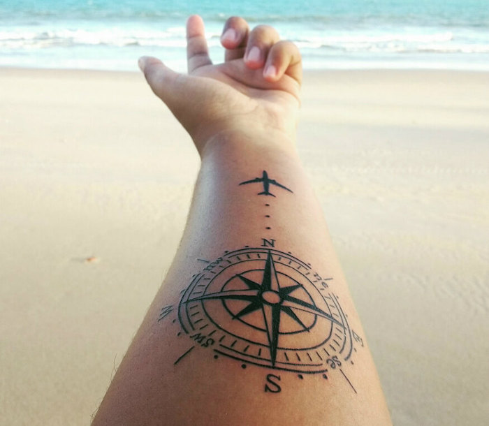 tattoo boussole avant bras comme symbole de la liberte en tatouage