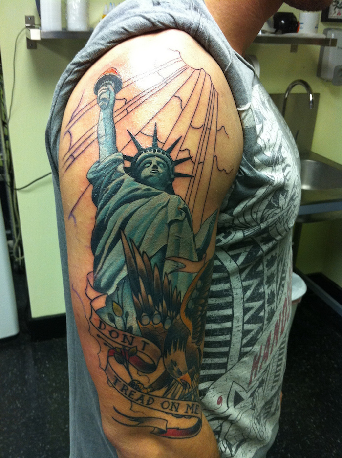 tatouage statue de la liberté bras homme