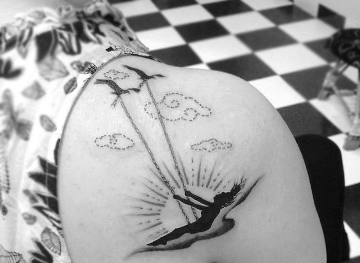 idée tattoo symbole de liberté en tatouage balancoire ciel philosophie