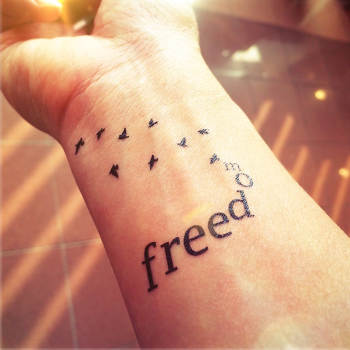 symbole de liberté tatouage freedom poignet oiseaux