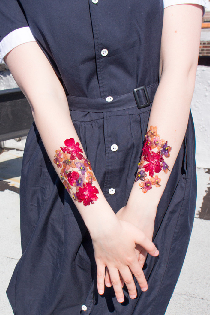idée original pour un tatouage avant-bras femme qui s'inspire de l'art floral et des herbiers de printemps 