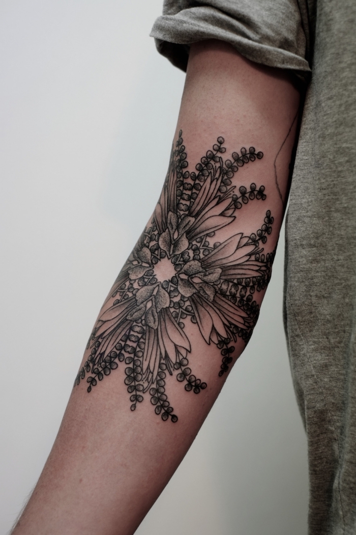 modele de tatouage, dessin en encre sur le bras à design fleurs et feuilles, tatouage symbolique pour homme et femme