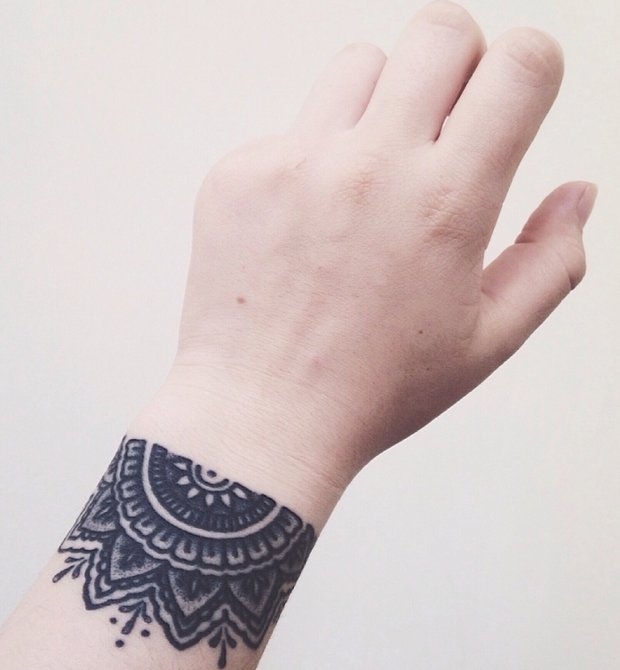 modele de tatouage, art corporel en encre sur le poignet, tattoo imitation bracelet à design mandala