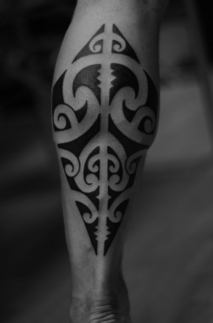 modele tatouage, art corporel pour homme à design ethnique, tatouage sur jambes aux motifs tribals