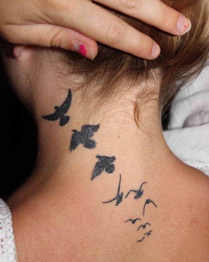 tatouage oiseaux nuque femme symbole liberté