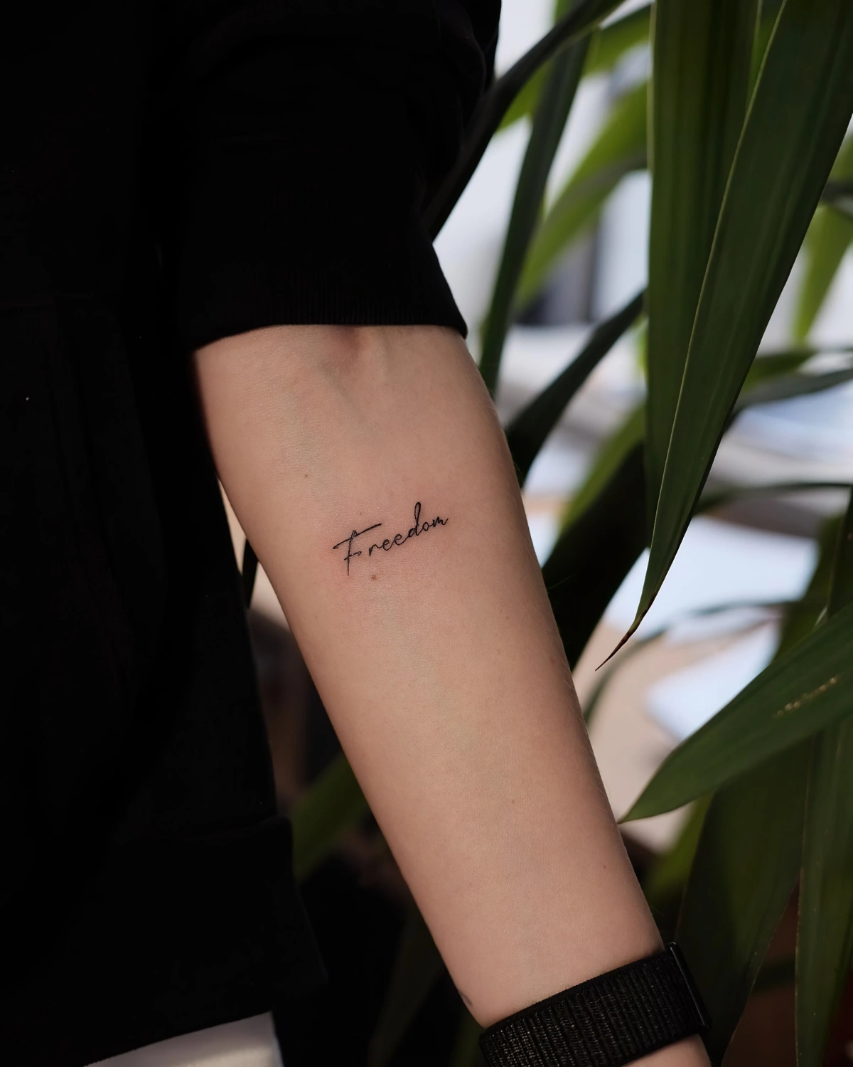 tattoo minimaliste ecriture lettre mot police liberte manche noire