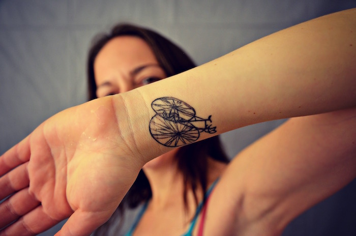 tattoo vélo comme tatouage liberté sur le poignet