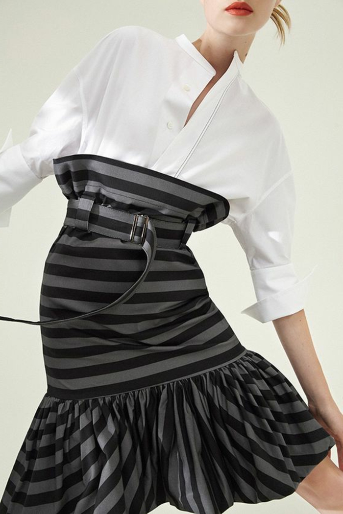 tenue de mariage femme avec chemisette blanche et jupe taille haute aux rayures noires et grises, avec ceinture large et volant aux ourlets avec des rayures verticales