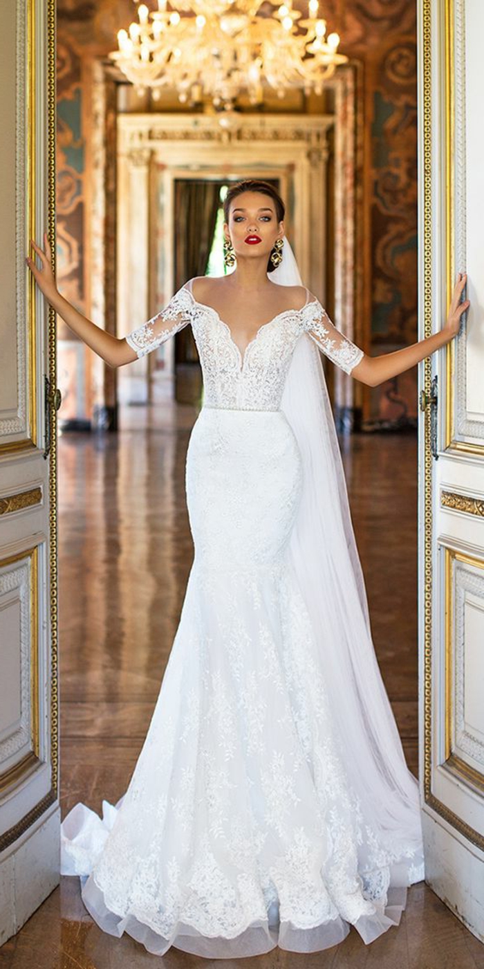 robe mariage civil en blanc avec des manches en dentelle 3/4, silhouette sublimée, style sirène, ambiance luxueuse 