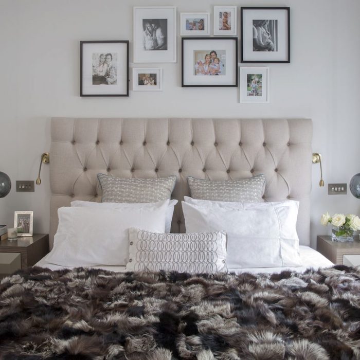 aménagement chambre à coucher avec tête de lit gris clair, coussins gris et blanc, couverture de lit marron et gris, deco murale de cadres photos