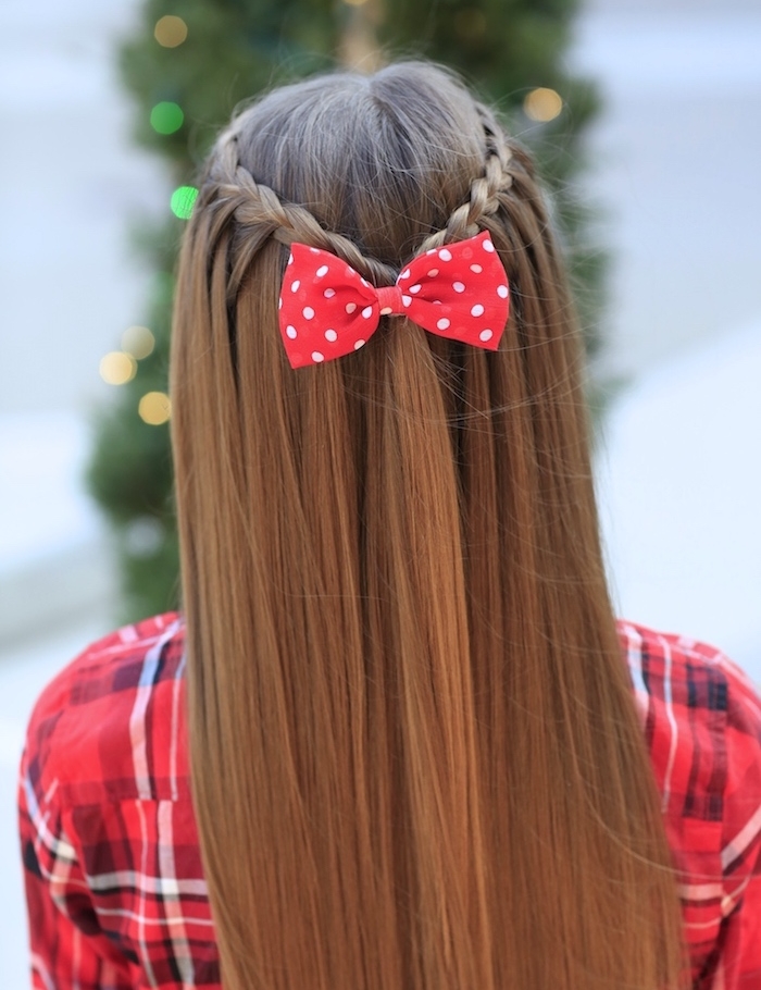 coiffure ado fille, cheveux lisses avec tresses réunies derrière avec un ruban rouge et blanc, chemise rouge, blanc et noir