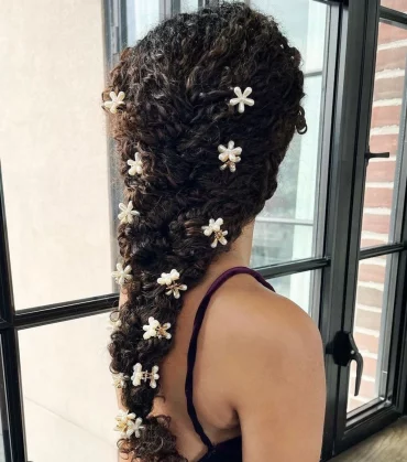 tresses mariage cheveux boucles avec petites fleurs blanches