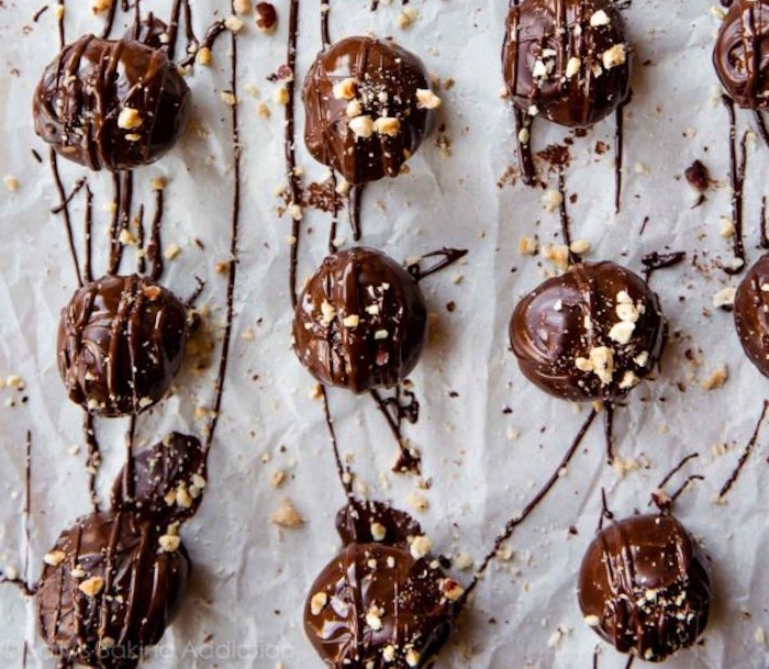 truffes au chocolat avec des noix, idée de recette de noel originale simple et rapide, petits bonbons 