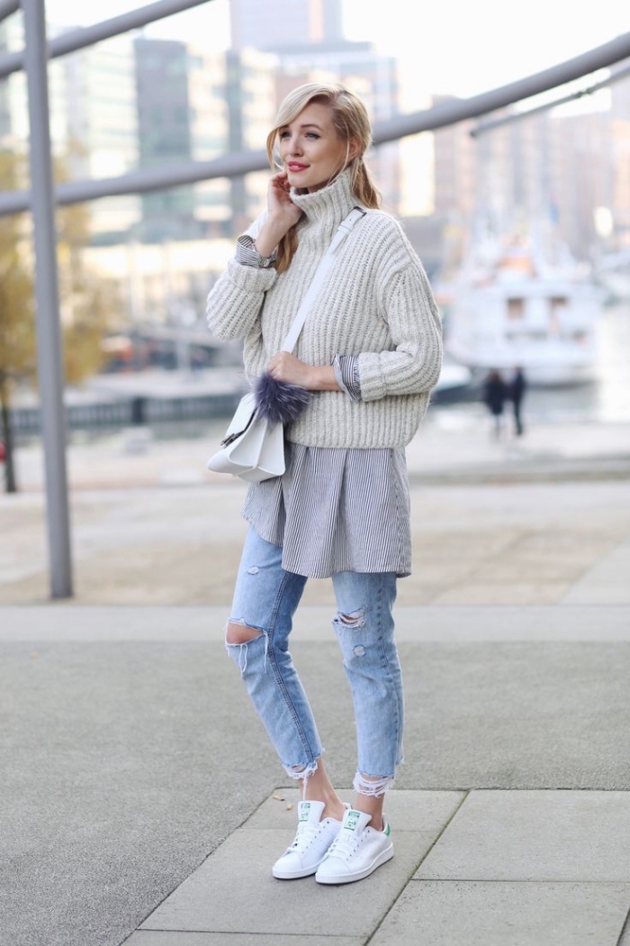 maitriser le layering des vêtements en hiver, paire de jeans déchirés combinés avec pull beige et blouse longue grise