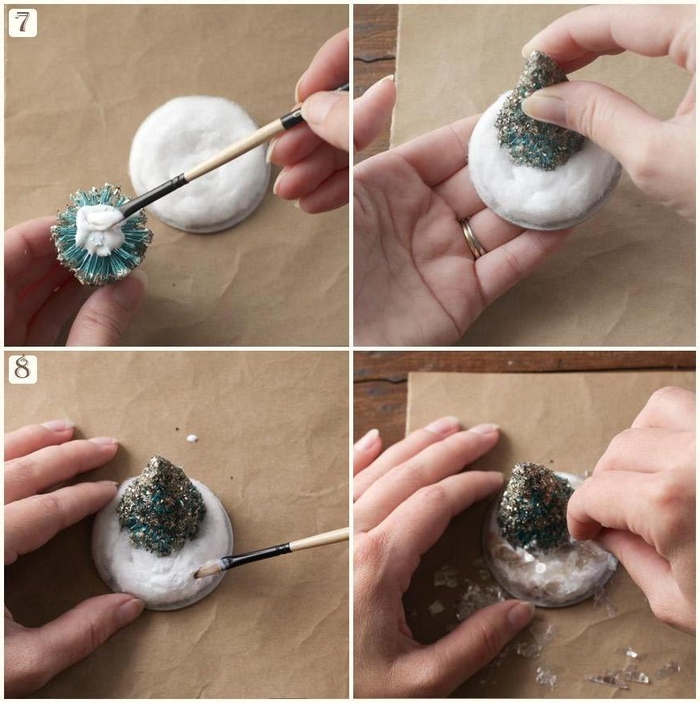 decoration de noel fait main réalisée avec une boule de neige transparente décorée avec de la peinture et des figurines de noël