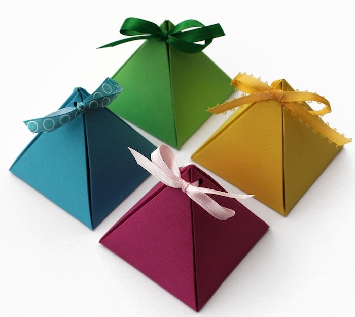 tuto paquet cadeau, petites boîtes en papier coloré en forme de pyramide qui se renferment par un ruban pour petits cadeaux