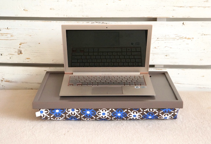 idee cadeau noel ado, un support ordinateur portable avec coussin, en bleu, blanc et noir à imprimé floral