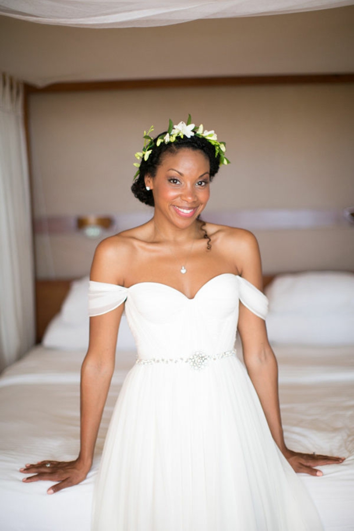 coiffure mariage femme afro avec une couronne de fleurs fraiche robe blanche