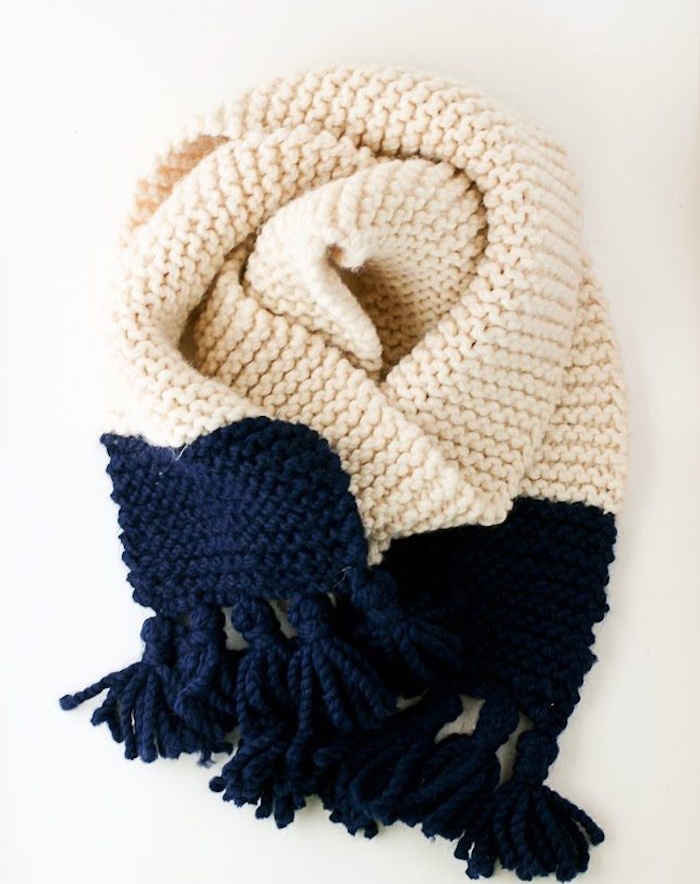 echarpe tricot en blanc et bleu marine, cadeau de noel pour femme classique, suggestion simple et chic