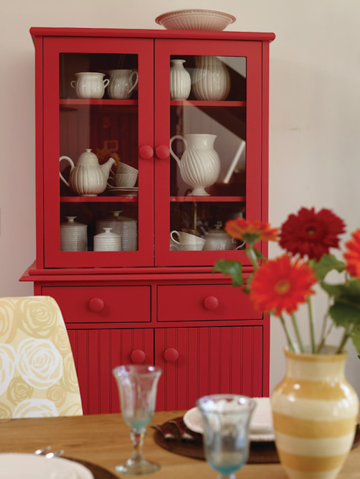 vaisselier vintage repeint en rouge, idée comment customiser meuble, vaisselle blanche, amenagement salle à manger campagne chic