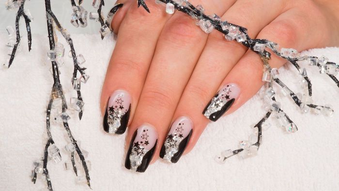 moele nail art pour noel, vernis a ongles transparente et noirs, motif étoiles, fond imitation neige et branche enneigé