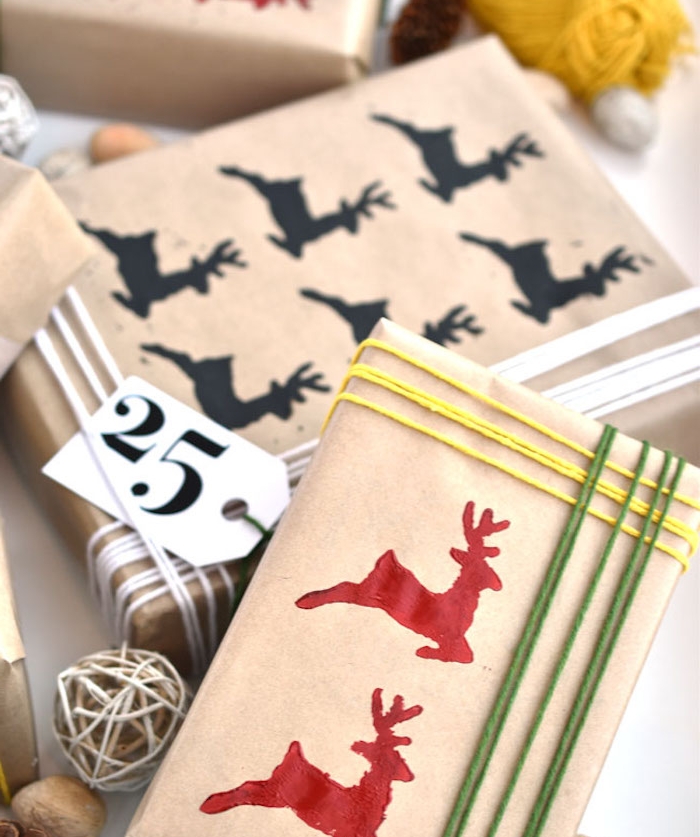 modele de paquet cadeau en papier kraft à motif rudolphe le renne, silhouettes et décoration de ficelle blanche, jaune de verte