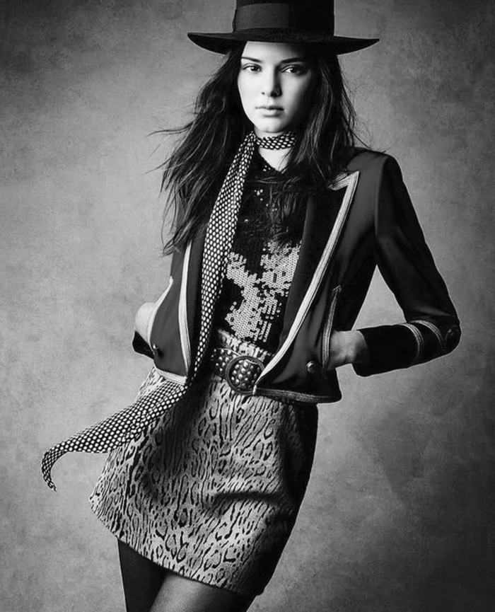 image noir et blanc, femme avec capeline large, mini-jupe aux motifs léopard, blouse aux imprimés arty, look bohème chic