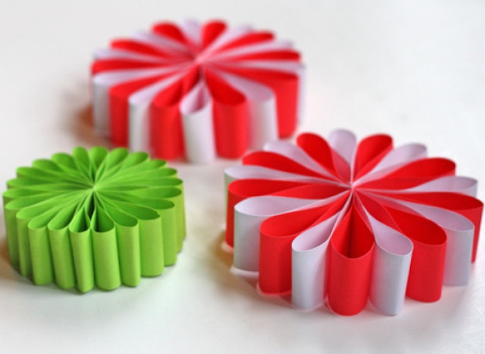 comment faire des fleurs en papier, activité manuelle primaire, fleurs en papier rouge, blanc et vert, pétales de bandes de papier pliées en deux