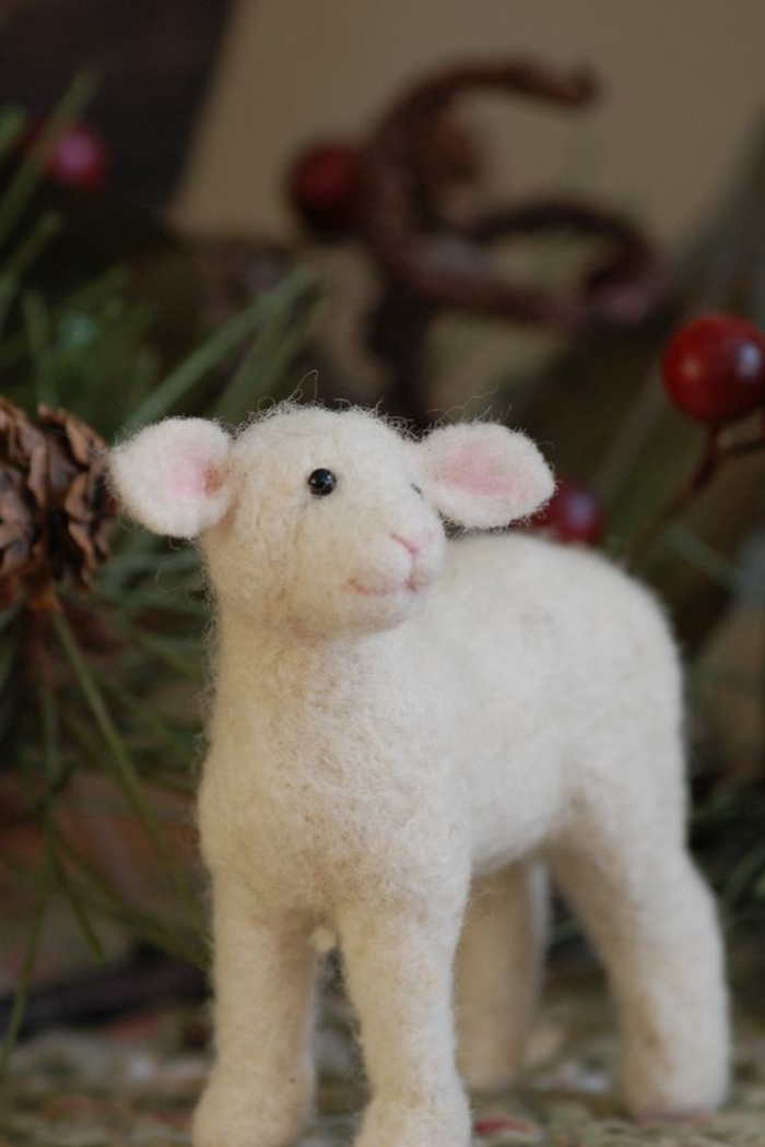 laine de feutrage, petit agneau blanc en laine, sculpter de la laine avec aiguille