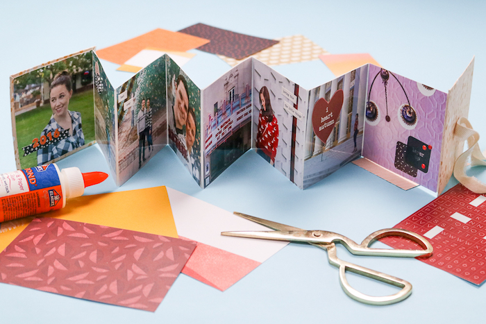 exemple de cadeau fait main, un album photo scrapbooking plié en accordéon avec des photos de couple