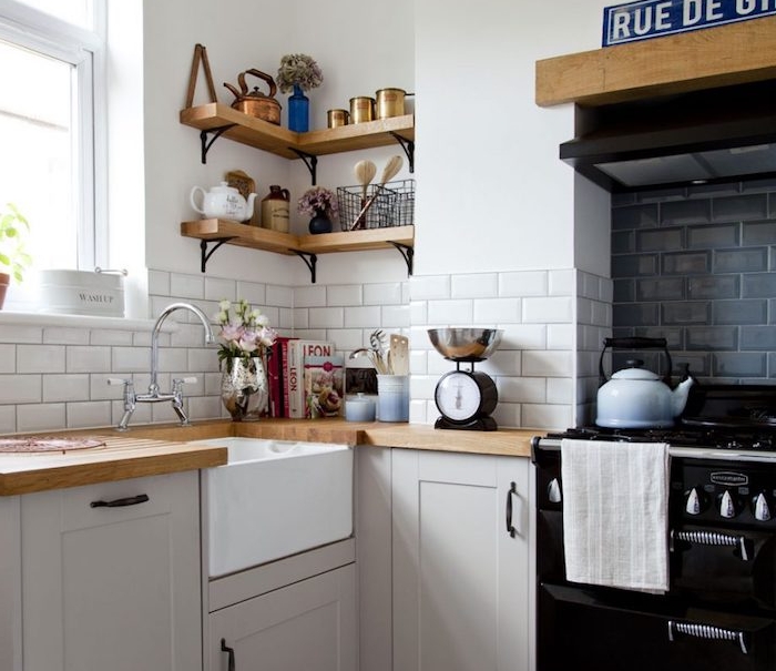 comment amenager une cuisine en l vintage avec facade cuisine grise, plan de travail bois et etagere d angle bois, poele vintage
