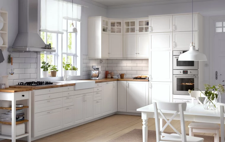 amenager une cuisine en l blanche traditionnelle avec carrelage blanc et meubles hauts et bas aspirateur inox plan de travail bois