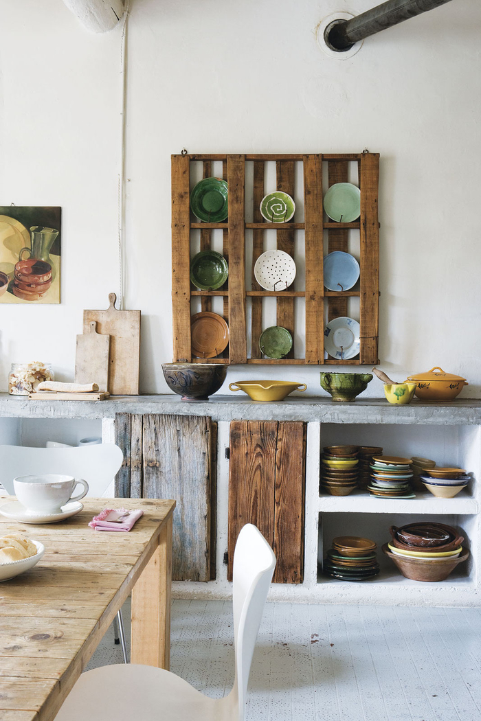 une étagère porte-assiette en palette recyclée qui s inscrit bien dans le style rustique de la cuisine en bois de récup et béton