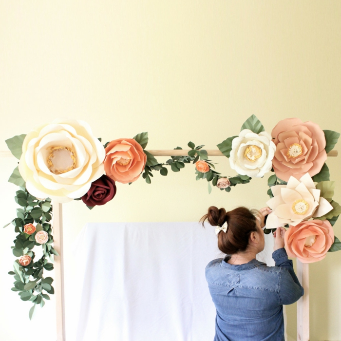 bricolage arche fleurie de mariage en bois, décorée de fleurs en papier de tailles diverses, guirlande de fleurs épanouies couleur crème, rose et rouge