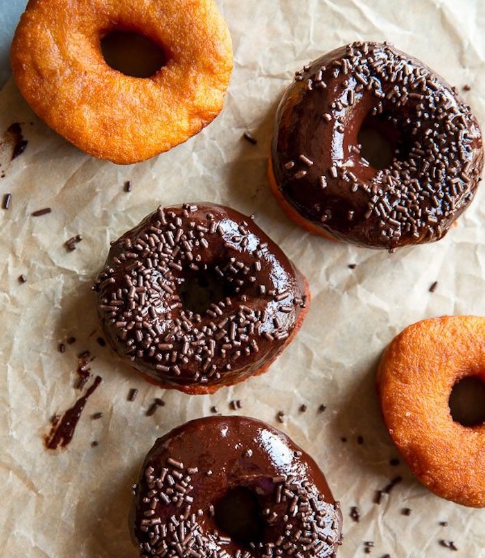 beignets, donuts avec glacage au chocolat et vermicelles de chocolat idée de dessert simple