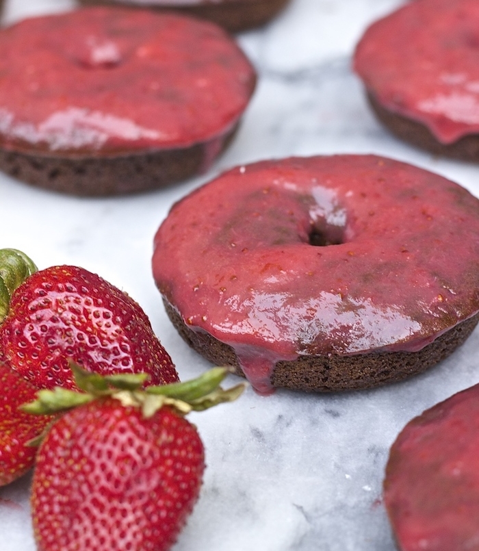 donuts, beignets au chocolat avec nappage gateau à la fraise, idée comment faire un dessert individuel simple