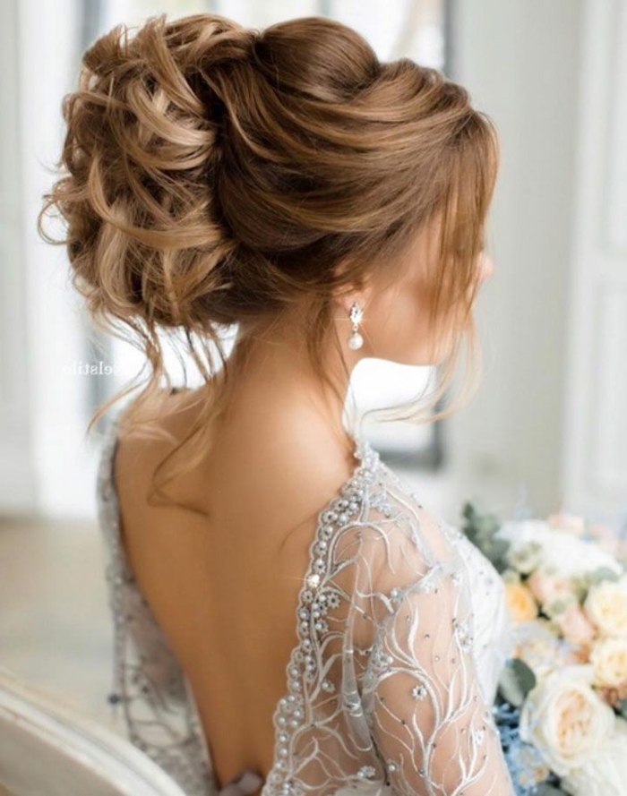 La coiffure mariée bohème coiffure de mariée cheveux long chignon haut