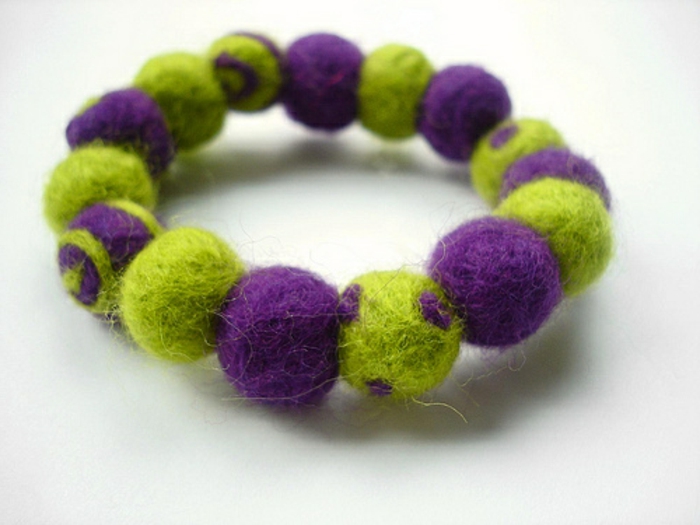 bracelet diy fait main, bracelet en vert et lilas, joli bijou en matériaux moelleux