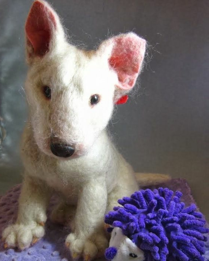 bricolages avec laine, petit chien réalistique, couleur blanche et petit hérisson