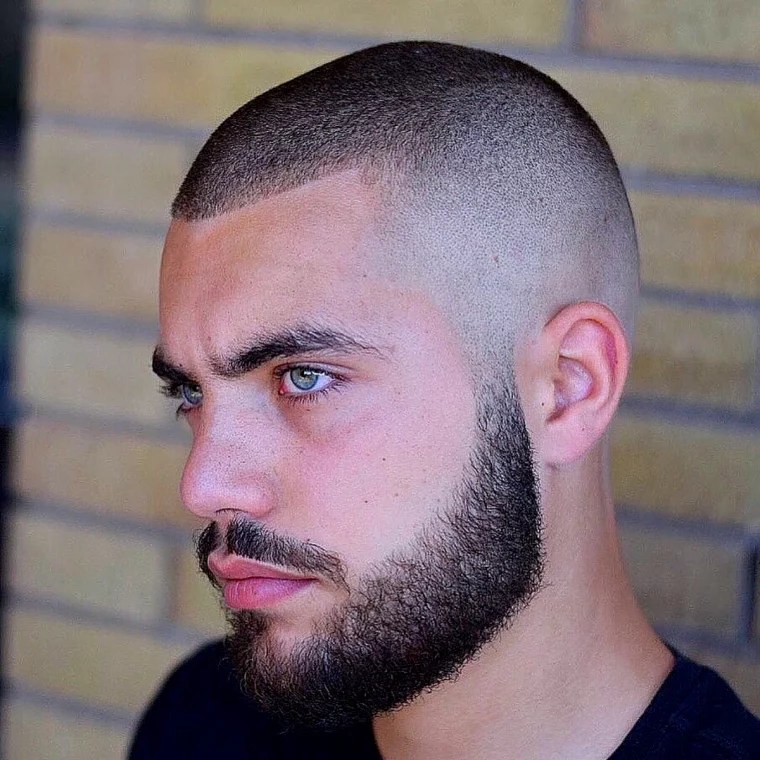buzz cut pour homme avec barbe coiffure tendance 2024
