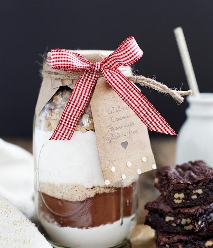 idee cadeau noel a faire soi meme, un pot en verre avec des ingrédients pour faire un brownie, idée originale cadeau gourmand