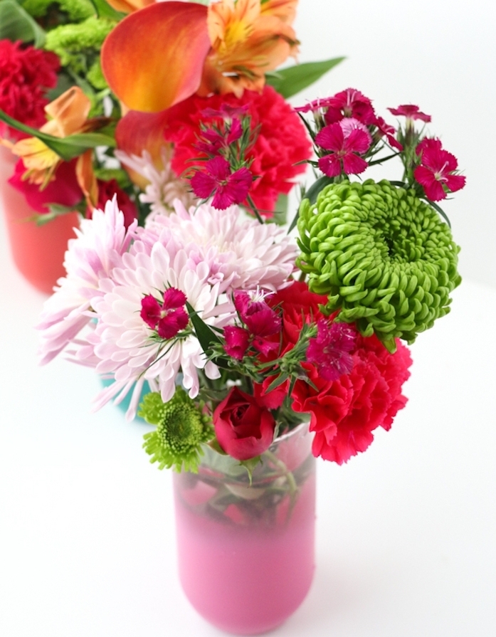 exemple de cadeau noel maman, un vase customisé de peinture rose, effet ombré, bouquet de fleurs colorées