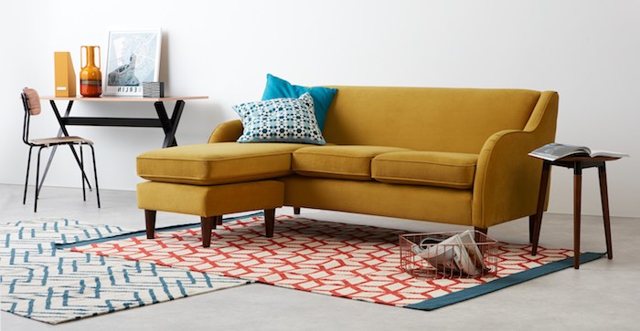 modele de canapé pas cher d angle jaune moutarde, tapis à motifs geometriques, petit coin travail vintage