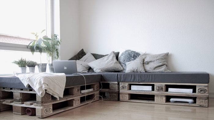 les meubles palettes les plus faciles à réaliser, un canapé d'angle avec espace de rangement, matelas et coussins en gris 