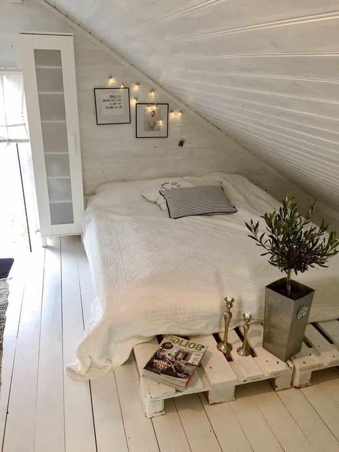 aménagement d'une chambre sous combles monochrome tout en blanc avec un lit palette bas peint en blanc