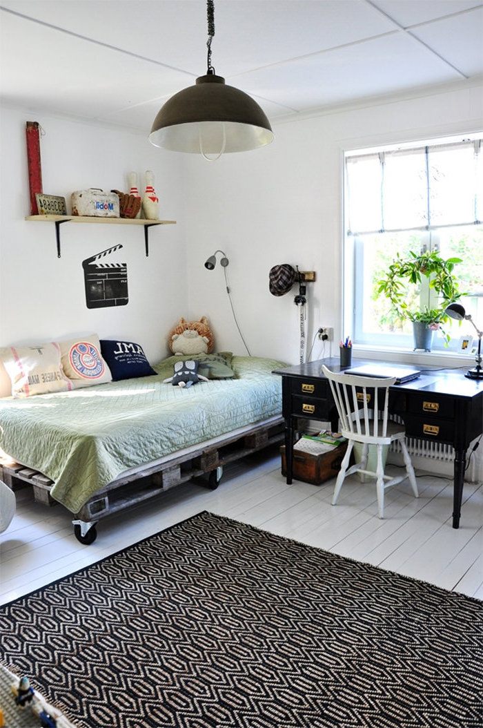 une chambre d ado de style scandinave avec lit palette sur roulettes pour une touche industrielle et moderne